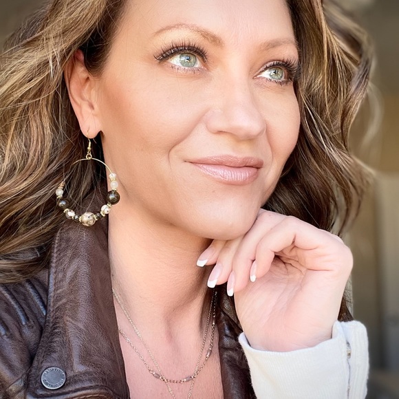 Boho beaded hoop drop dangle earrings gold tone, wire hook, large brown ivory - Picture 4 of 6